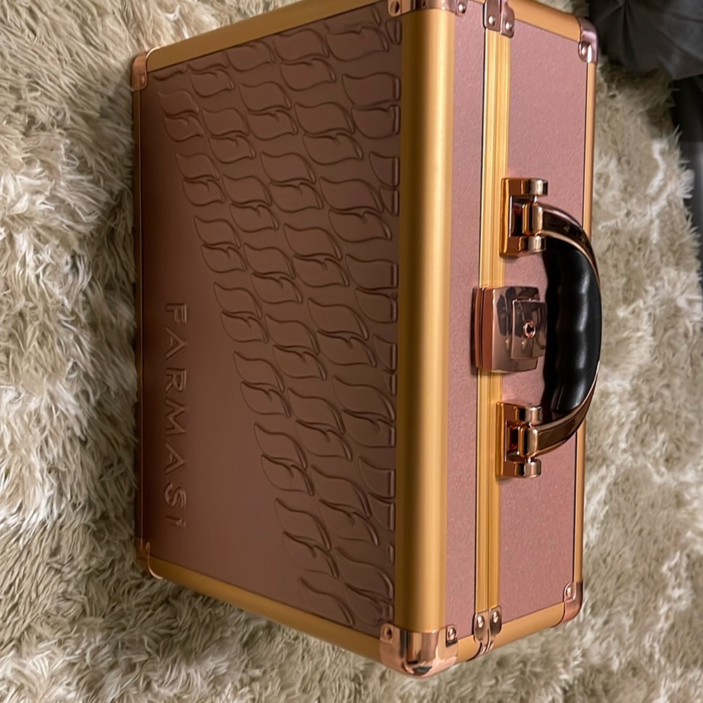 Lighted makeup case